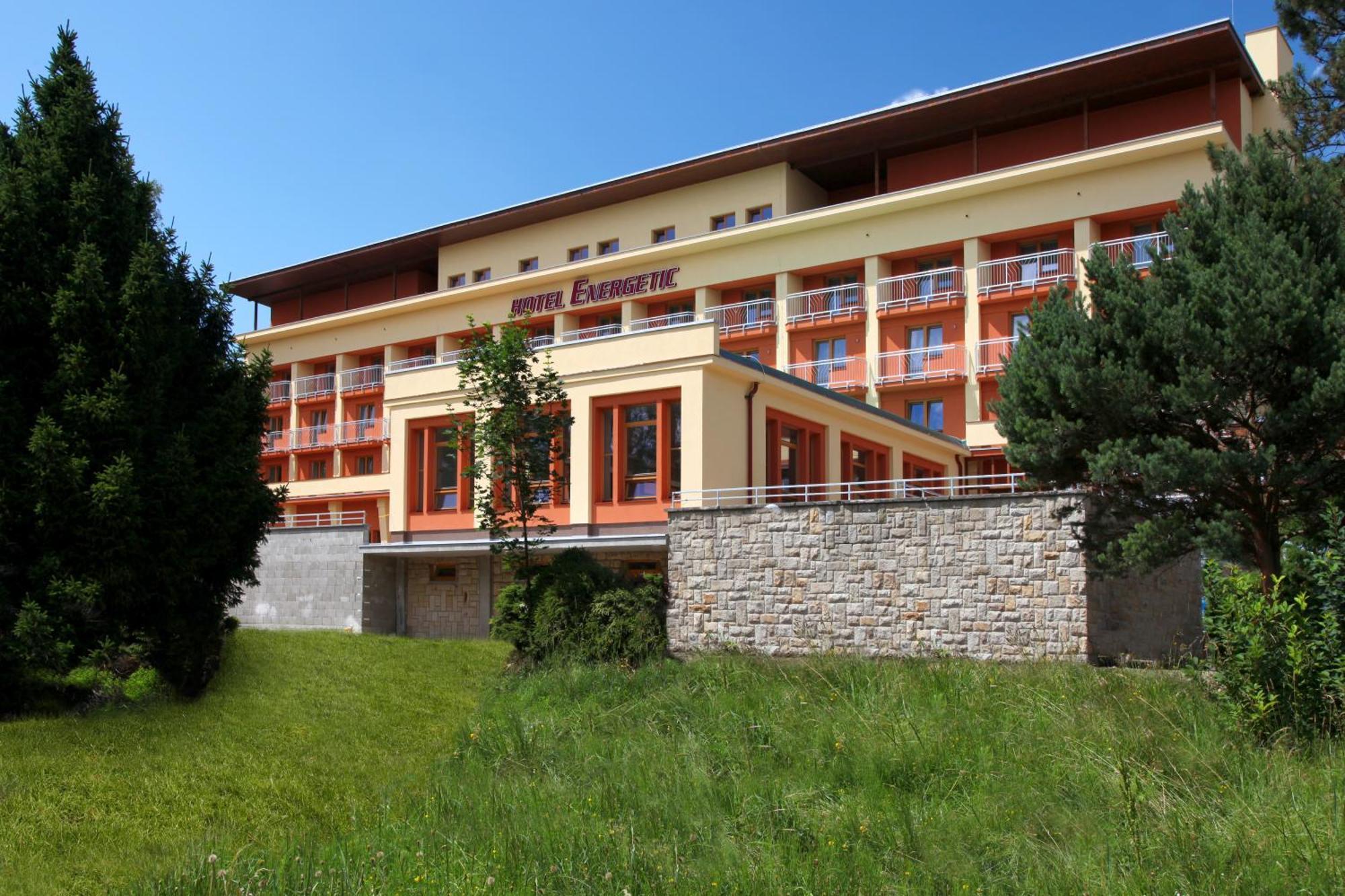 Wellness Resort Energetic รอชนอฟ ป็อด ราดโฮชติเย็ม ภายนอก รูปภาพ
