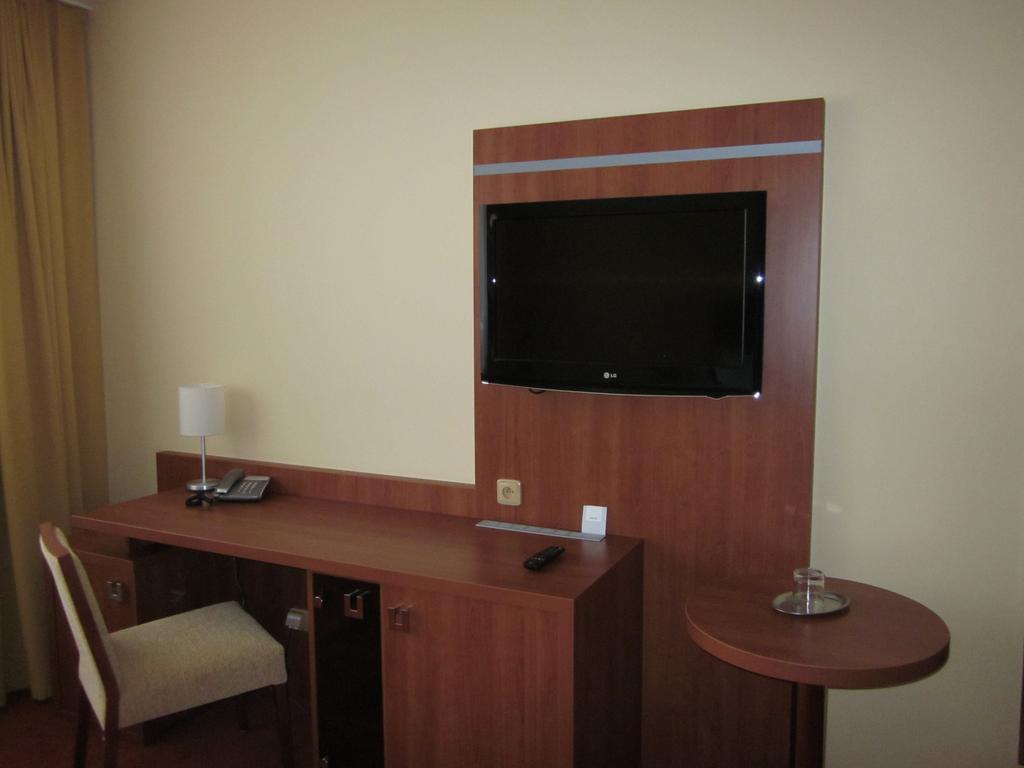 Wellness Resort Energetic รอชนอฟ ป็อด ราดโฮชติเย็ม ห้อง รูปภาพ